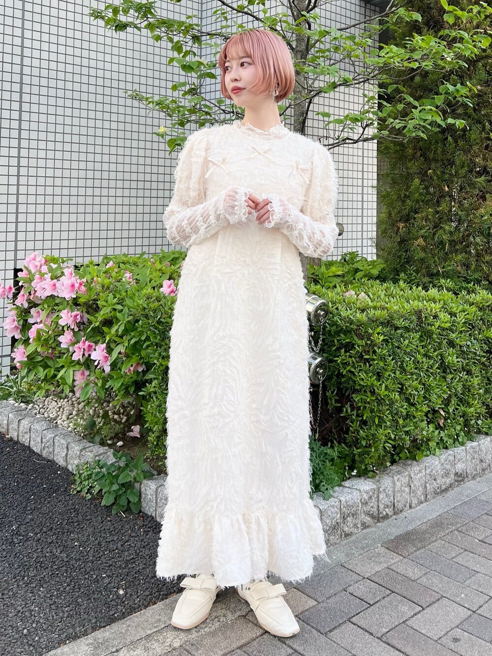 ホワイト系のワンピース、ホワイト系のTシャツ/カットソー、ホワイト系のローファーを着用したレディースの夏コーディネートの2枚目の写真