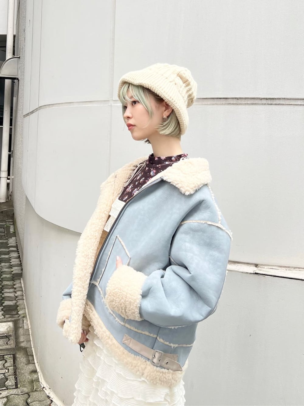 ブラック系のブーツ、ブルー系のその他アウター、グレー系のTシャツ/カットソーを着用したレディースの秋コーディネートの5枚目の写真