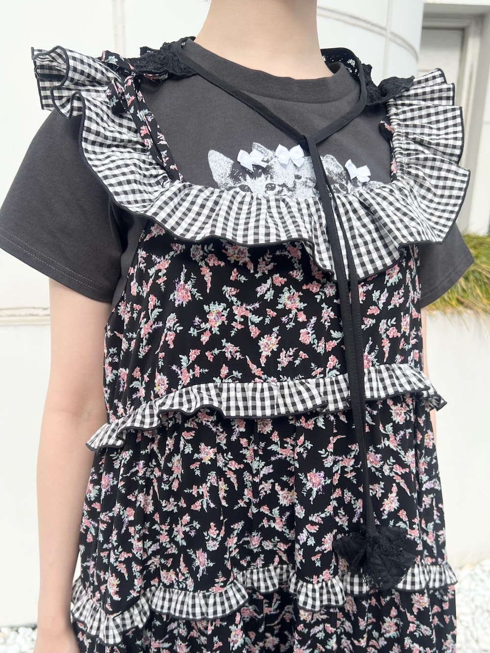 レッド系のサンダル、グレー系のTシャツ/カットソー、ブラック系のワンピースを着用したレディースの春コーディネートの5枚目の写真