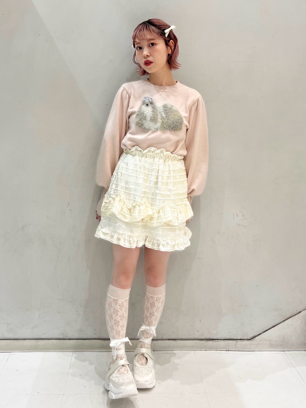 ホワイト系のブルゾン、ピンク系のショルダーバッグ、ホワイト系のスカートを着用したレディースの冬コーディネートの7枚目の写真