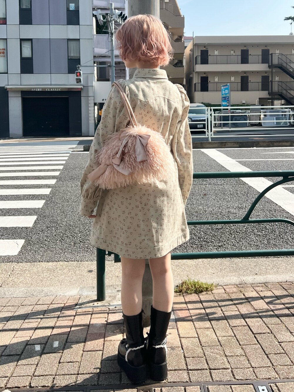 グリーン系のワンピース、ブラック系のブーツ、ピンク系のボストンバッグを着用したレディースの夏コーディネートの4枚目の写真