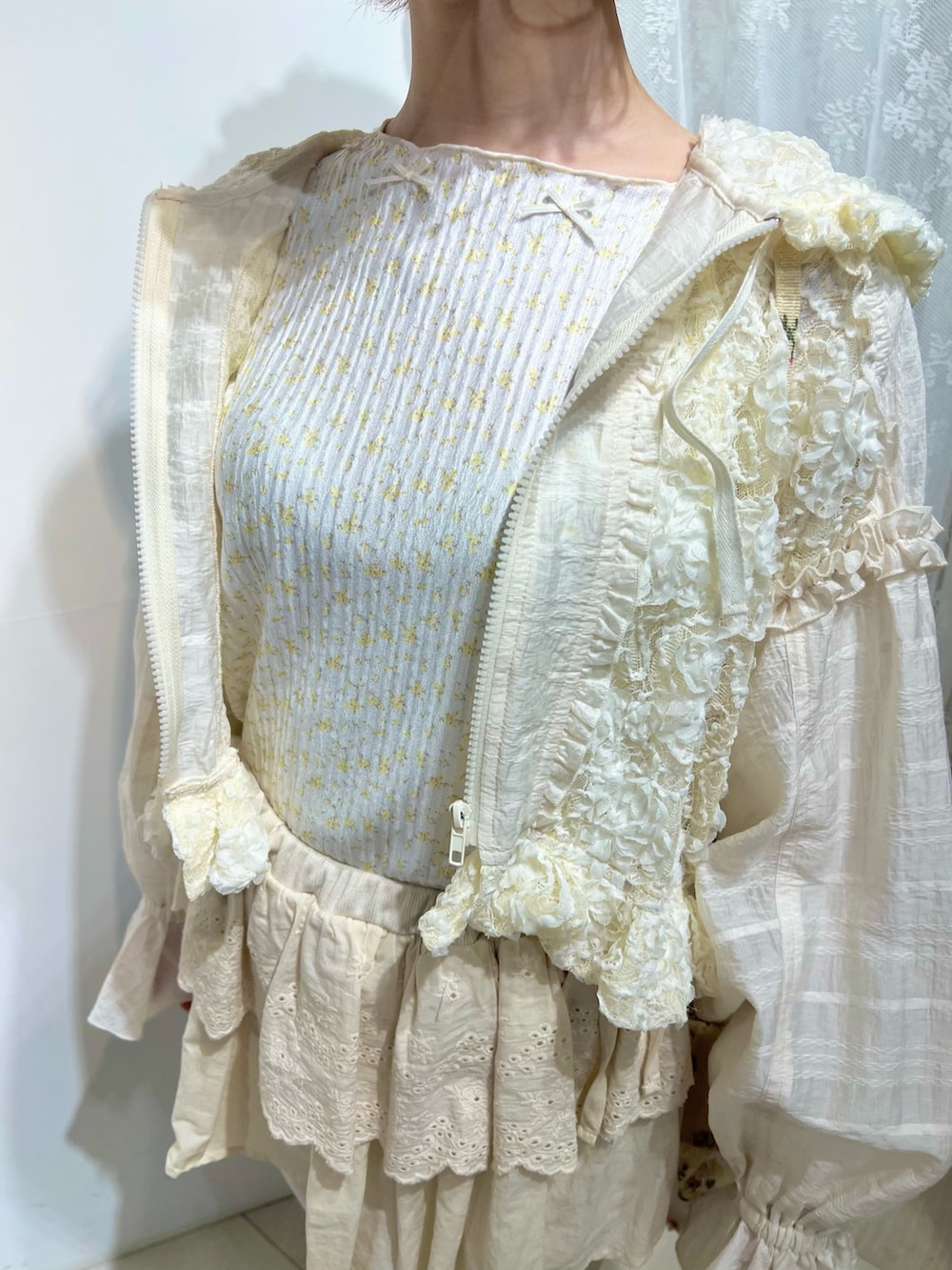 ホワイト系のスニーカー、ホワイト系のスウェットパンツ、ホワイト系のショルダーバッグを着用したレディースの冬コーディネートの10枚目の写真