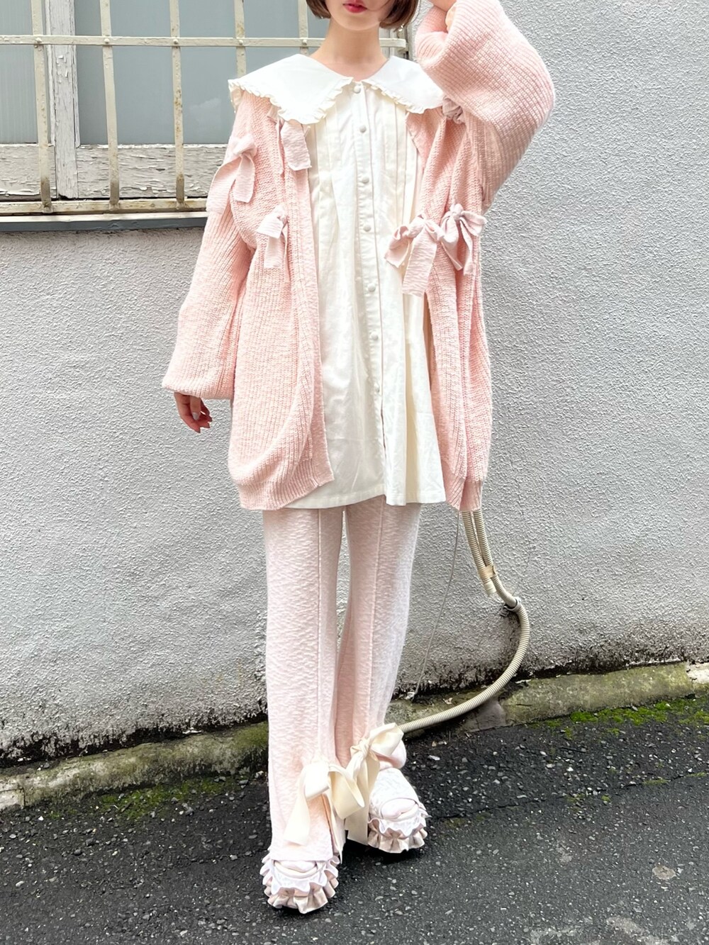ホワイト系のワンピース、ピンク系のカーディガン/ボレロ、ピンク系のスウェットパンツを着用したレディースの夏コーディネートの3枚目の写真