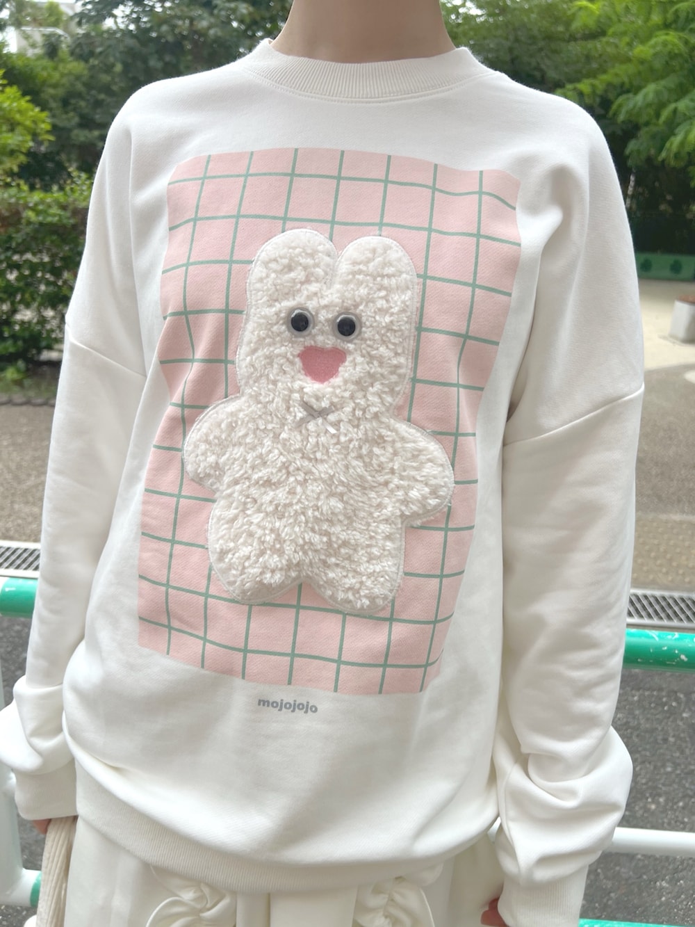ホワイト系のスカート、ピンク系のブーツ、ホワイト系のスウェットを着用したレディースの秋コーディネートの6枚目の写真