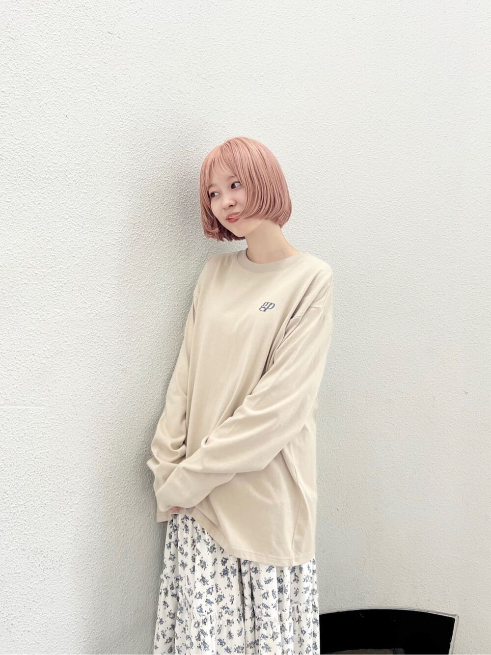 ホワイト系のスカート、ブラック系のパンプス、ベージュ系のTシャツ/カットソーを着用したレディースの夏コーディネートの7枚目の写真