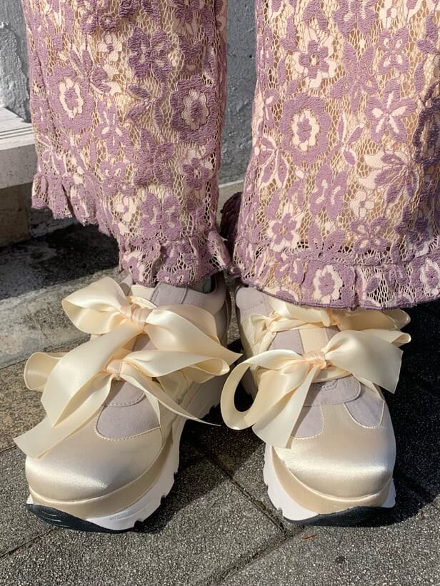 ホワイト系のハンドバッグ、パープル系のその他パンツ、ホワイト系のワンピースを着用したレディースの冬コーディネートの7枚目の写真