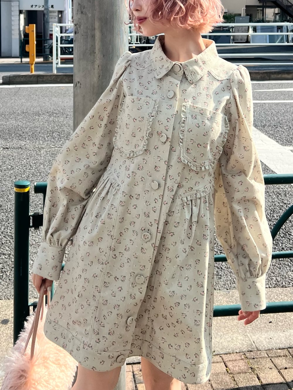 グリーン系のワンピース、ブラック系のブーツ、ピンク系のボストンバッグを着用したレディースの夏コーディネートの8枚目の写真