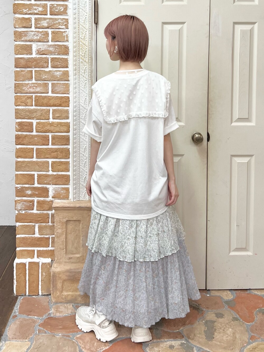 ホワイト系のTシャツ/カットソー、ブルー系のスカート、ホワイト系のスニーカーを着用したレディースの夏コーディネートの4枚目の写真