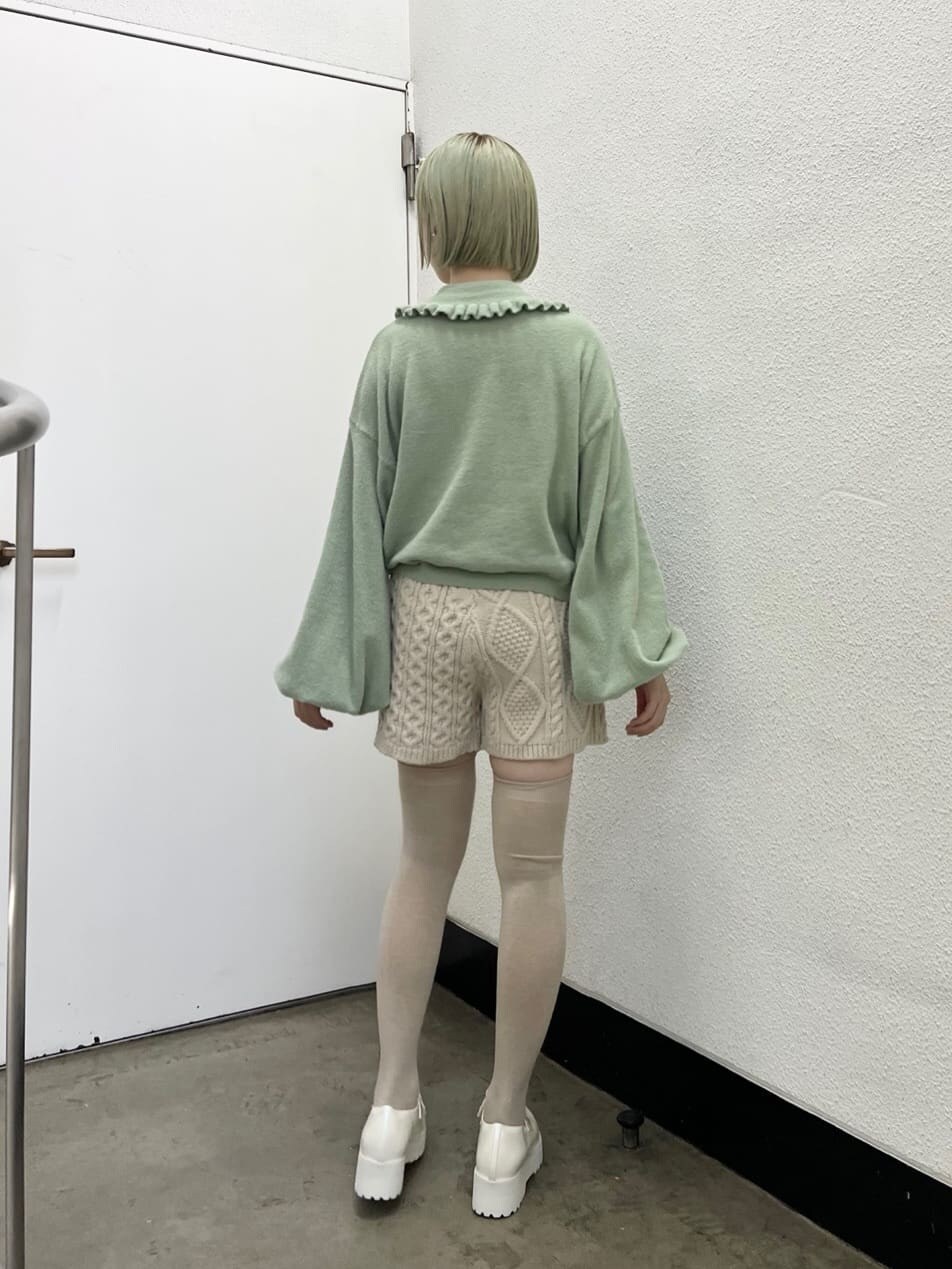 ホワイト系のその他パンツ、ホワイト系のニット/セーター、ホワイト系のローファーを着用したレディースの秋コーディネートの4枚目の写真