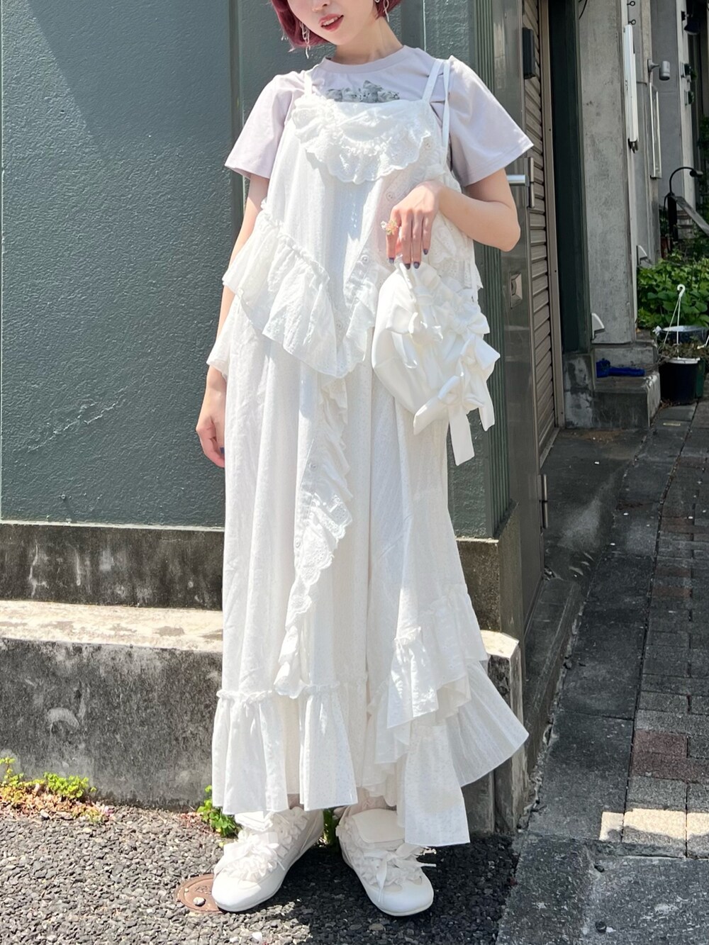 ブルー系のTシャツ/カットソー、ホワイト系のワンピース、ホワイト系のショルダーバッグを着用したレディースの夏コーディネートの3枚目の写真