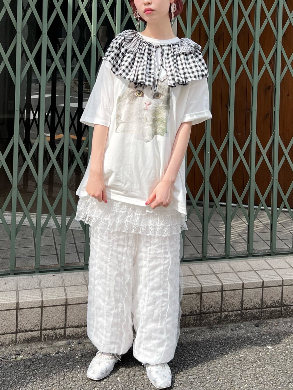 ホワイト系のTシャツ/カットソー、ホワイト系のスカート、ホワイト系のカーゴパンツを着用したレディースの夏コーディネートの3枚目の写真