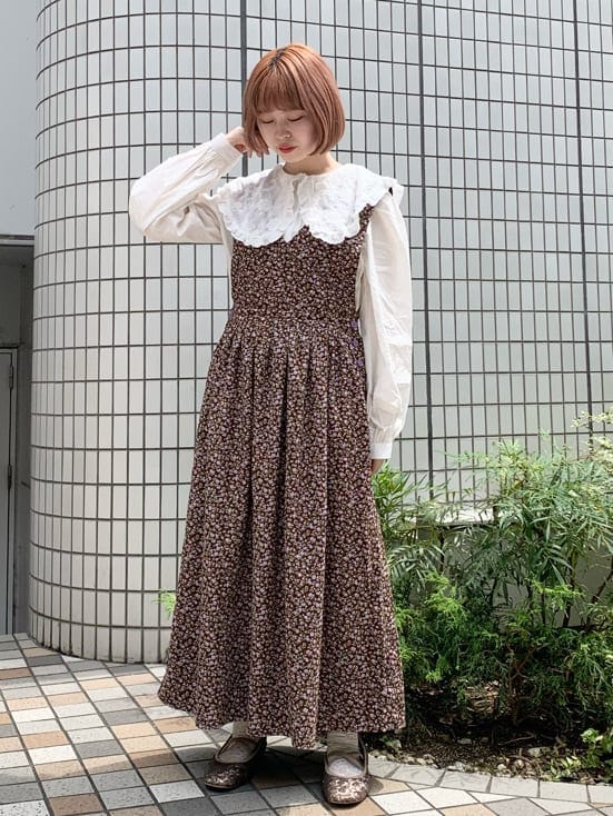 ホワイト系のシャツ/ブラウス、ゴールド系のその他シューズ、ブラウン系のワンピースを着用したレディースの夏コーディネートの2枚目の写真