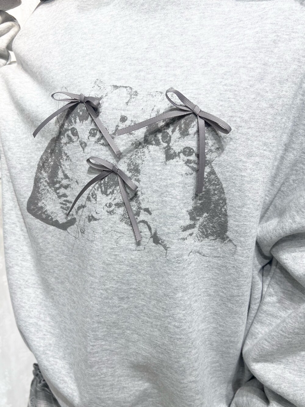 グレー系のスウェット、グレー系のワンピース、シルバー系のバレエシューズを着用したレディースの秋コーディネートの7枚目の写真