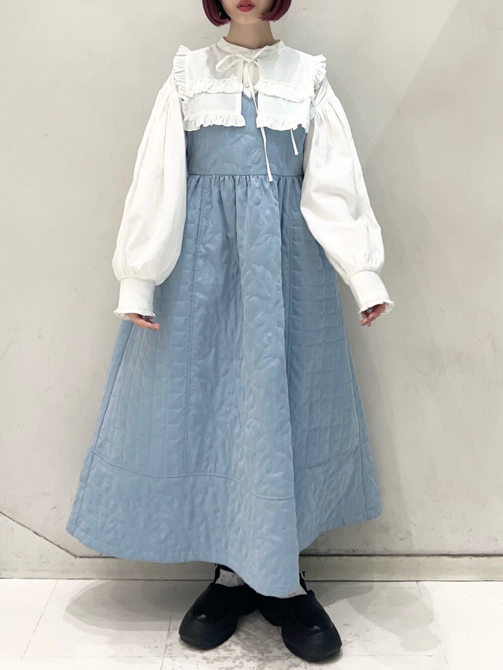 ホワイト系のシャツ/ブラウス、ブルー系のワンピース、ブラック系のスニーカーを着用したレディースの秋コーディネートの2枚目の写真