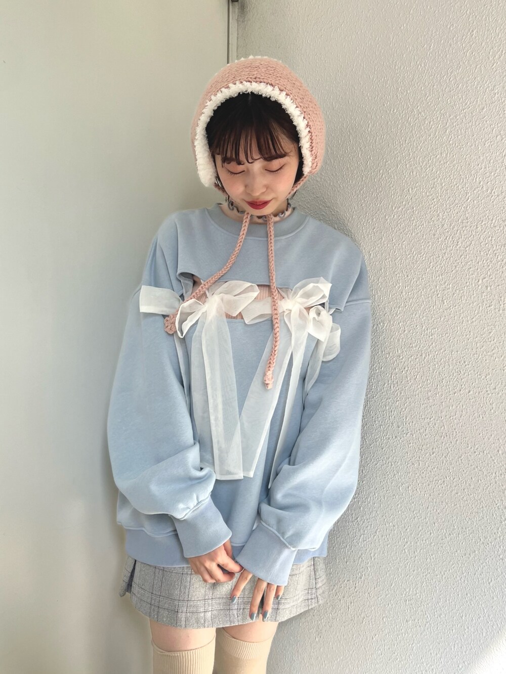 ブルー系のスウェット、グレー系のスカート、ピンク系のニット/セーターを着用したレディースの夏コーディネートの7枚目の写真