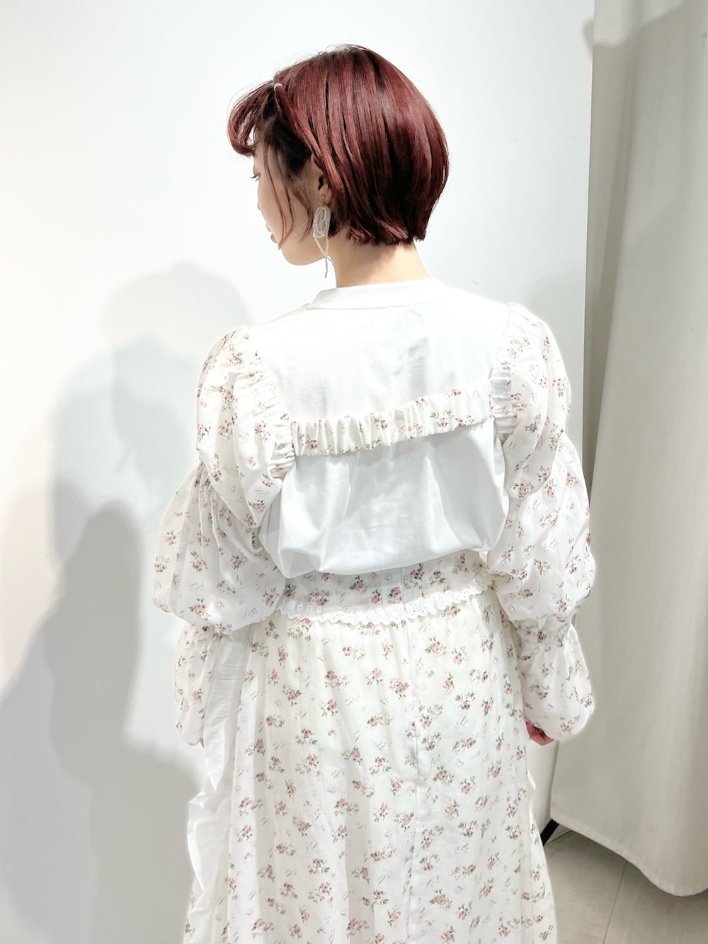 ホワイト系のパンプス、ホワイト系のカーディガン/ボレロ、ホワイト系のTシャツ/カットソーを着用したレディースの春コーディネートの6枚目の写真