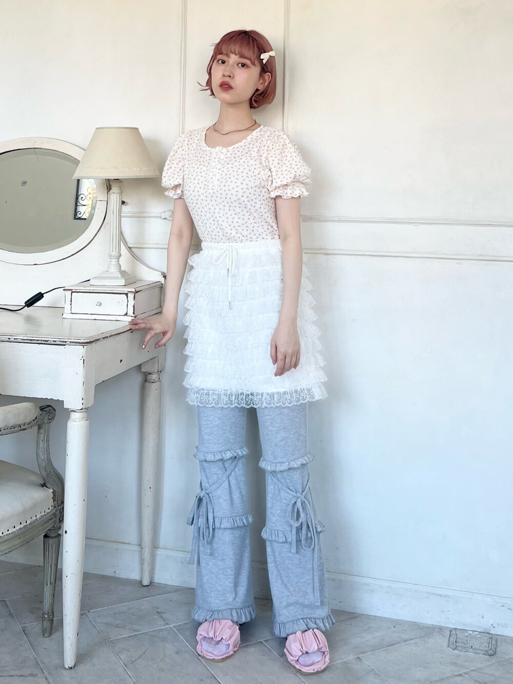 ピンク系のサンダル、グレー系のスウェットパンツ、ホワイト系のスカートを着用したレディースの春コーディネートの5枚目の写真