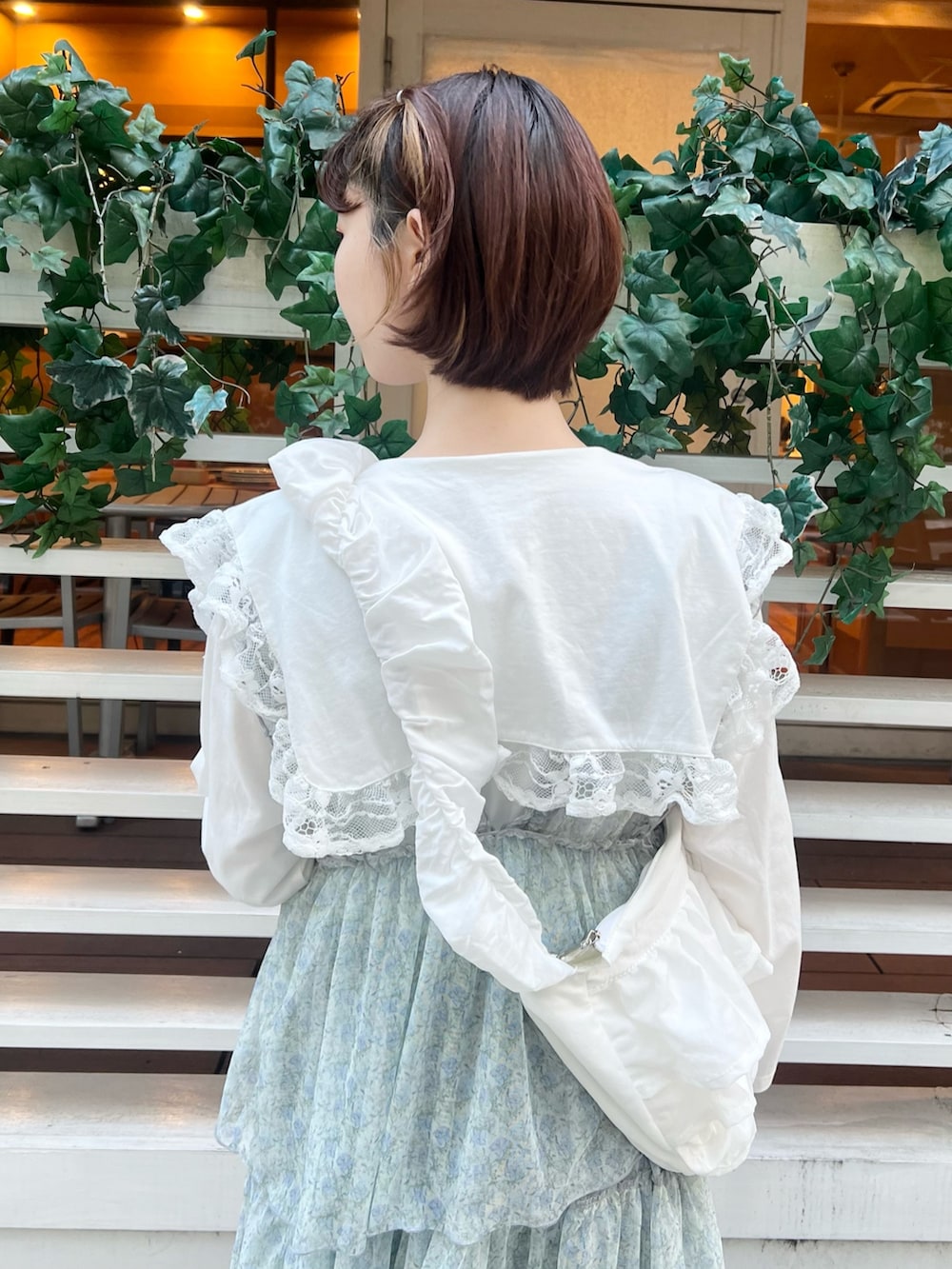 ホワイト系のTシャツ/カットソー、グリーン系のワンピース、ブラック系のデニムパンツを着用したレディースの春コーディネートの9枚目の写真