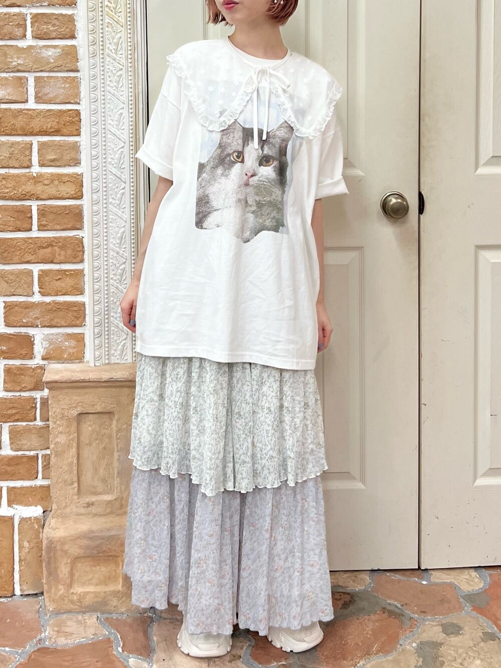 ホワイト系のTシャツ/カットソー、ブルー系のスカート、ホワイト系のスニーカーを着用したレディースの夏コーディネートの2枚目の写真