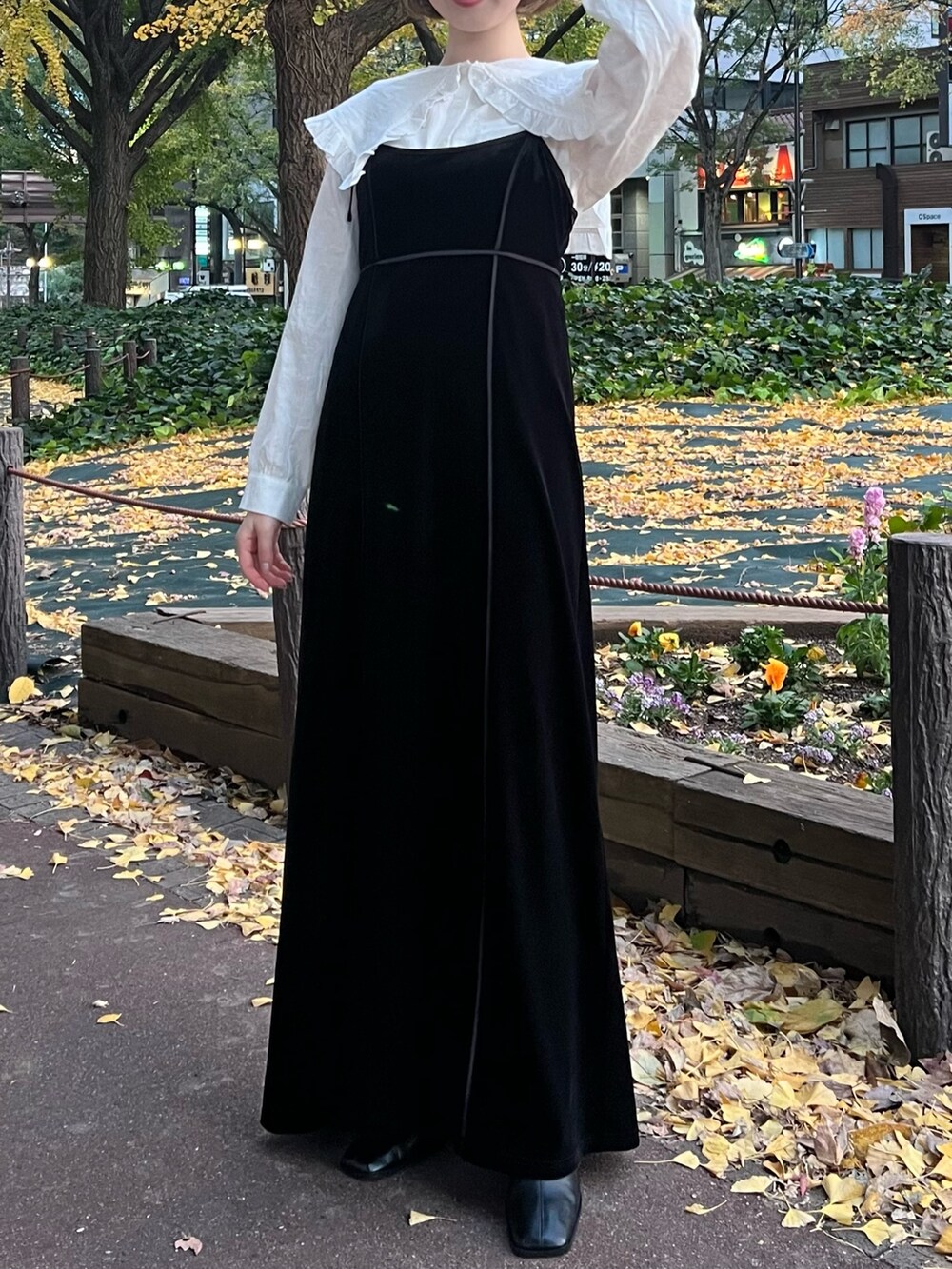 ホワイト系のシャツ/ブラウス、ブラック系のショルダーバッグ、ブラック系のカーディガン/ボレロを着用したレディースの冬コーディネートの8枚目の写真