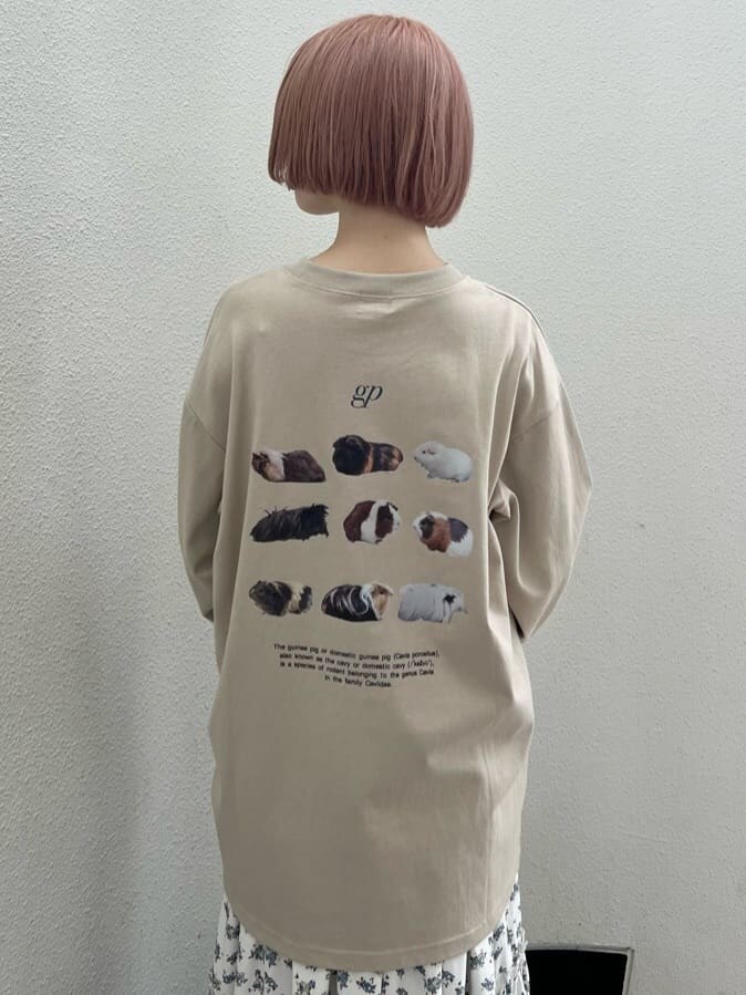 ホワイト系のスカート、ブラック系のパンプス、ベージュ系のTシャツ/カットソーを着用したレディースの夏コーディネートの9枚目の写真