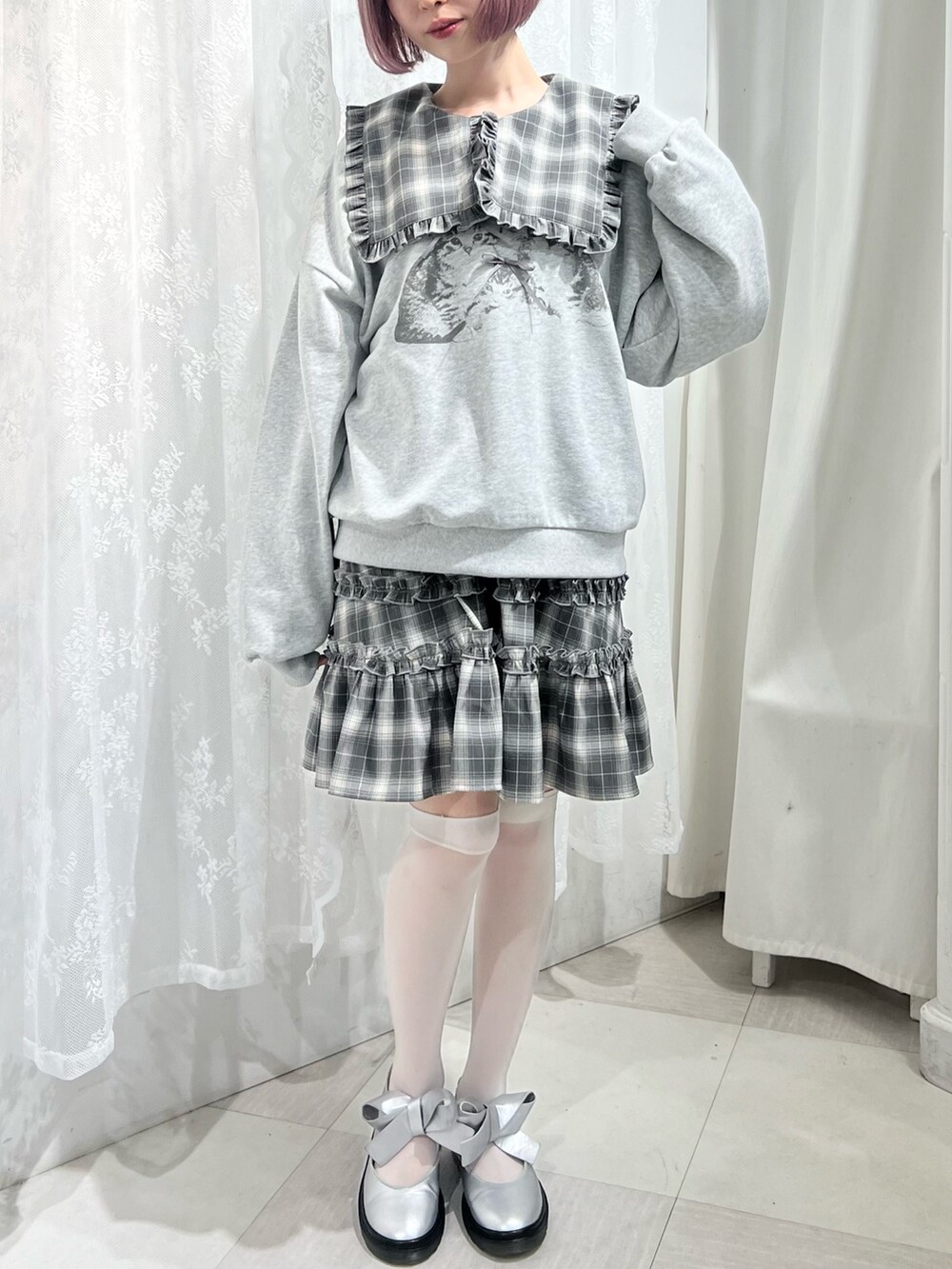 グレー系のスウェット、グレー系のワンピース、シルバー系のバレエシューズを着用したレディースの秋コーディネートの2枚目の写真