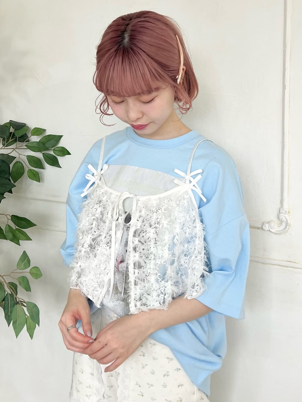 ホワイト系のカーゴパンツ、ブルー系のサンダル、ホワイト系のショルダーバッグを着用したレディースの春コーディネートの6枚目の写真