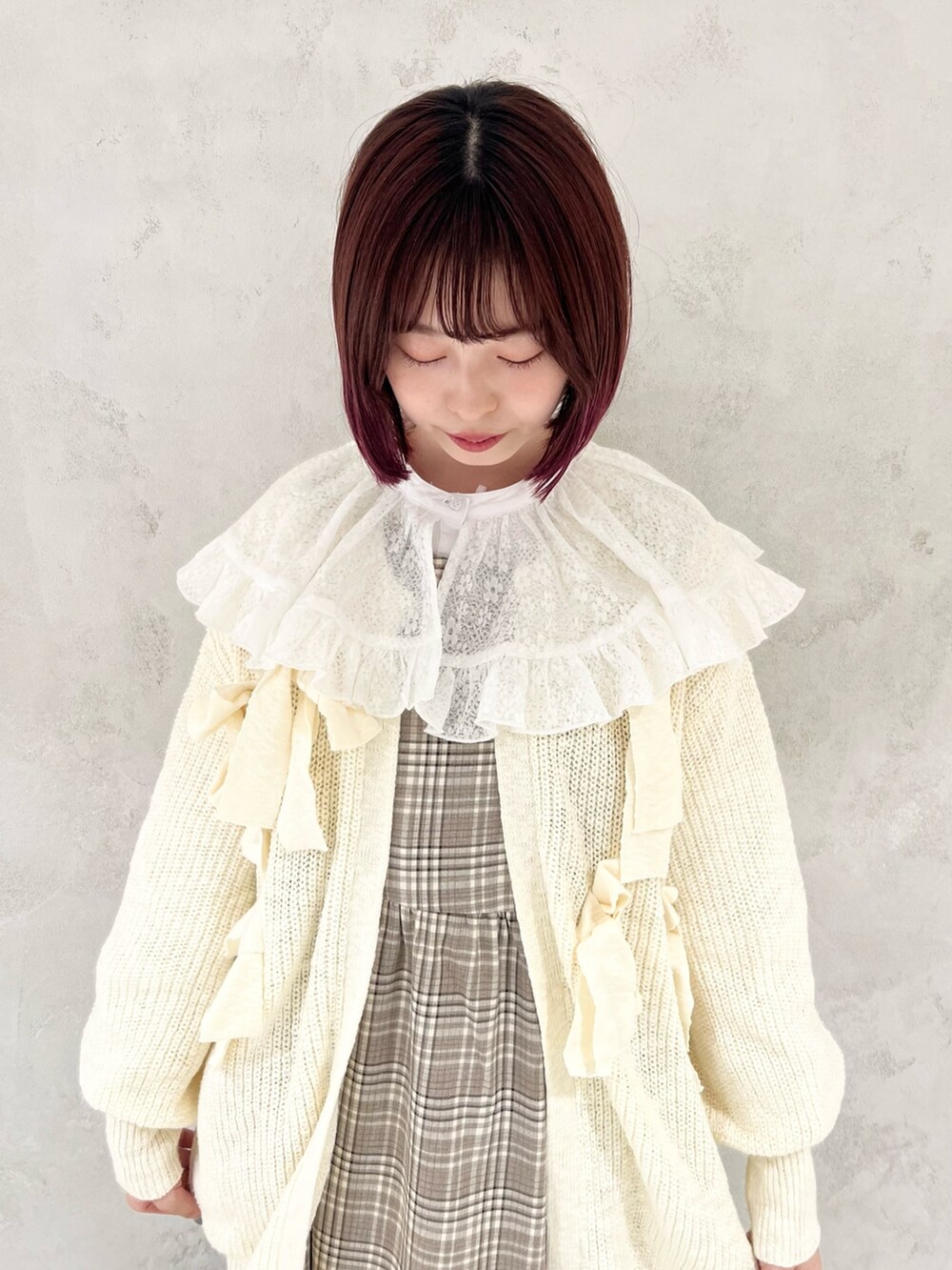 ベージュ系のワンピース、ホワイト系のシャツ/ブラウス、ホワイト系のカーディガン/ボレロを着用したレディースの秋コーディネートの5枚目の写真