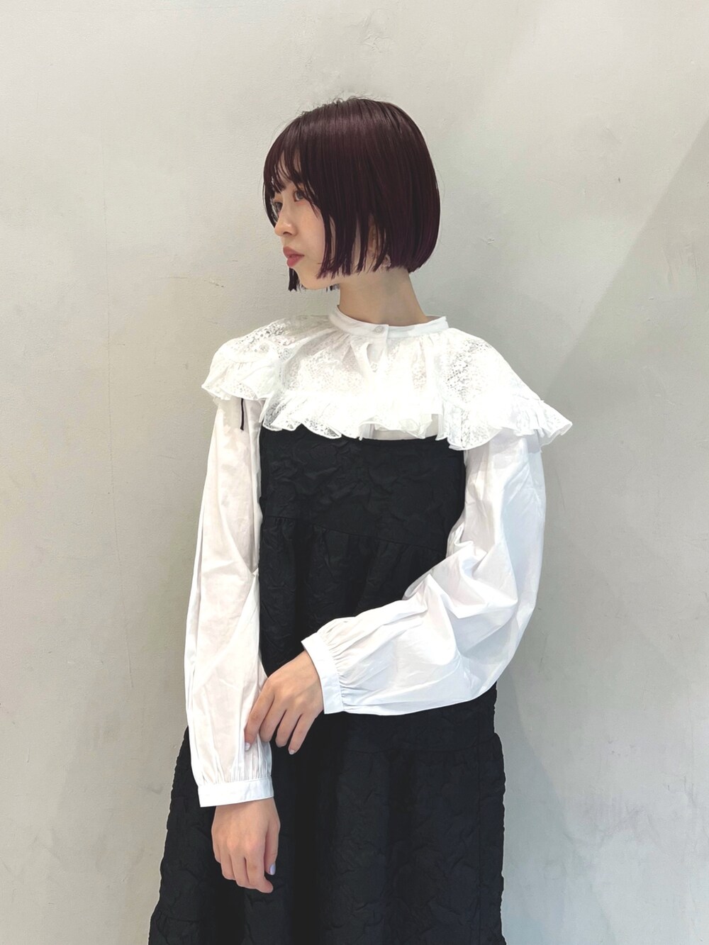 ホワイト系のシャツ/ブラウス、ブラック系のワンピース、ブラック系のブーツを着用したレディースの夏コーディネートの7枚目の写真