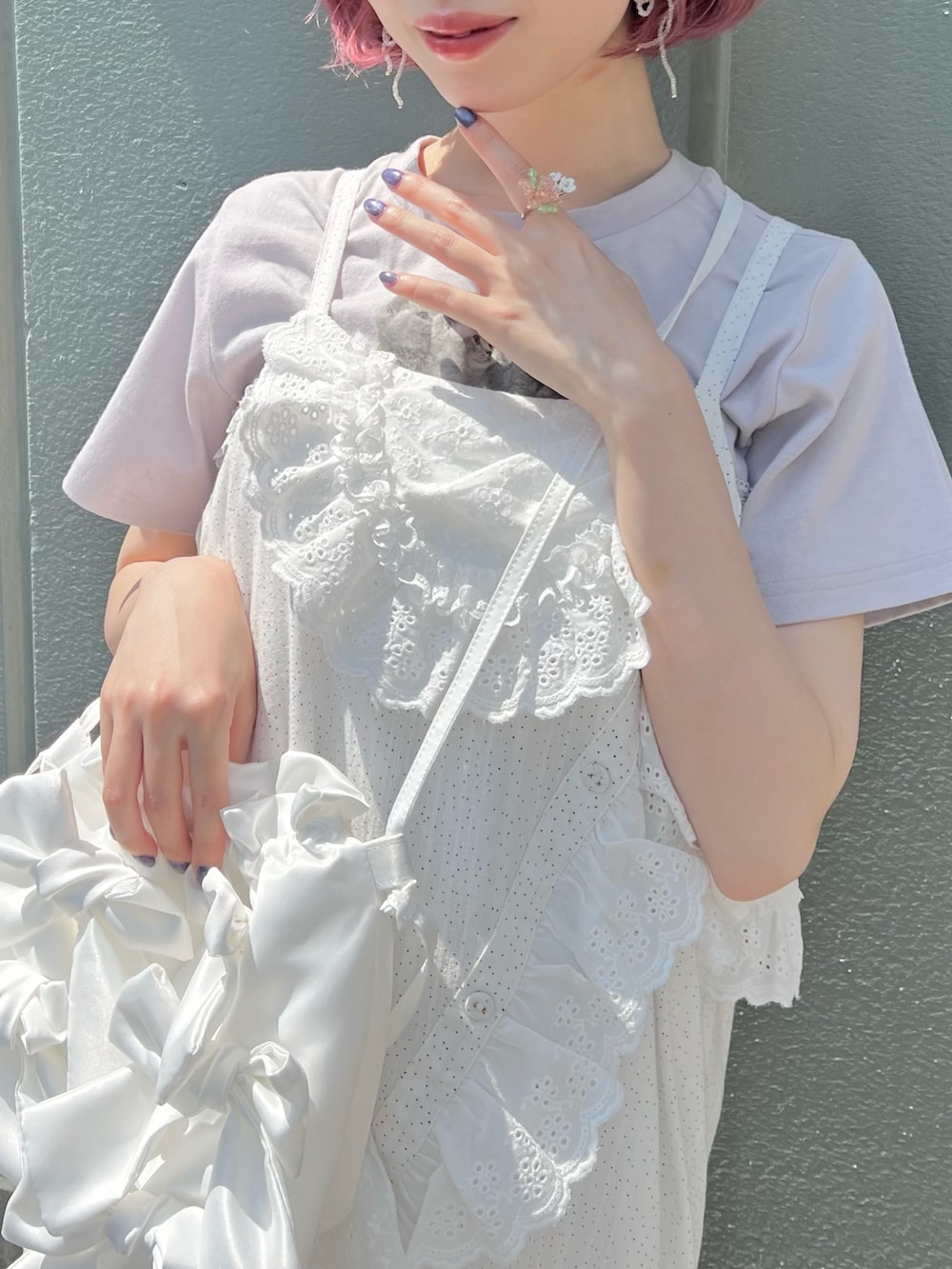 ブルー系のTシャツ/カットソー、ホワイト系のワンピース、ホワイト系のショルダーバッグを着用したレディースの夏コーディネートの7枚目の写真