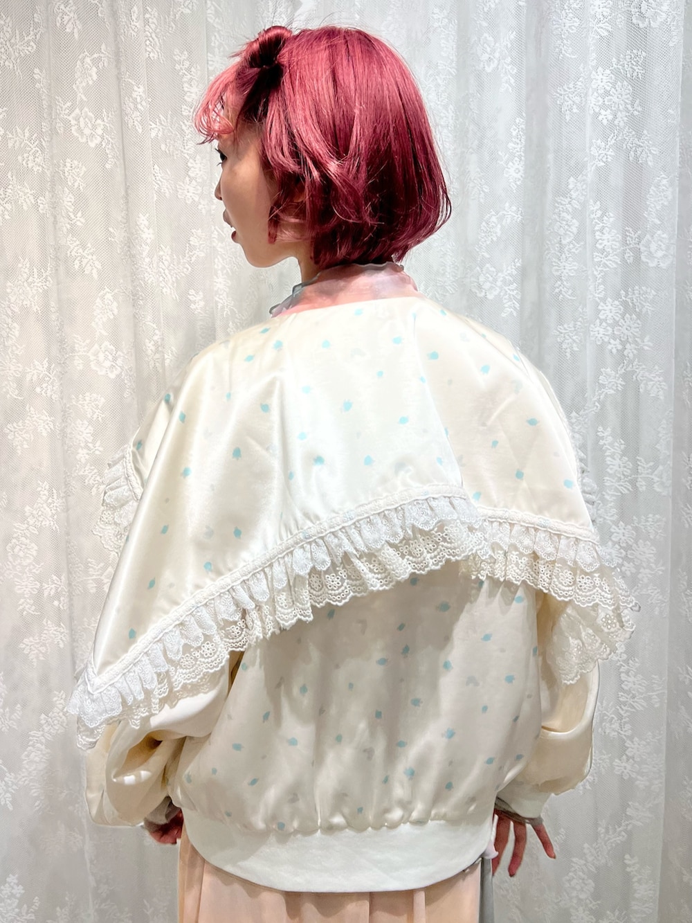 ピンク系のTシャツ/カットソー、ピンク系のスカート、ホワイト系のスニーカーを着用したレディースの春コーディネートの7枚目の写真