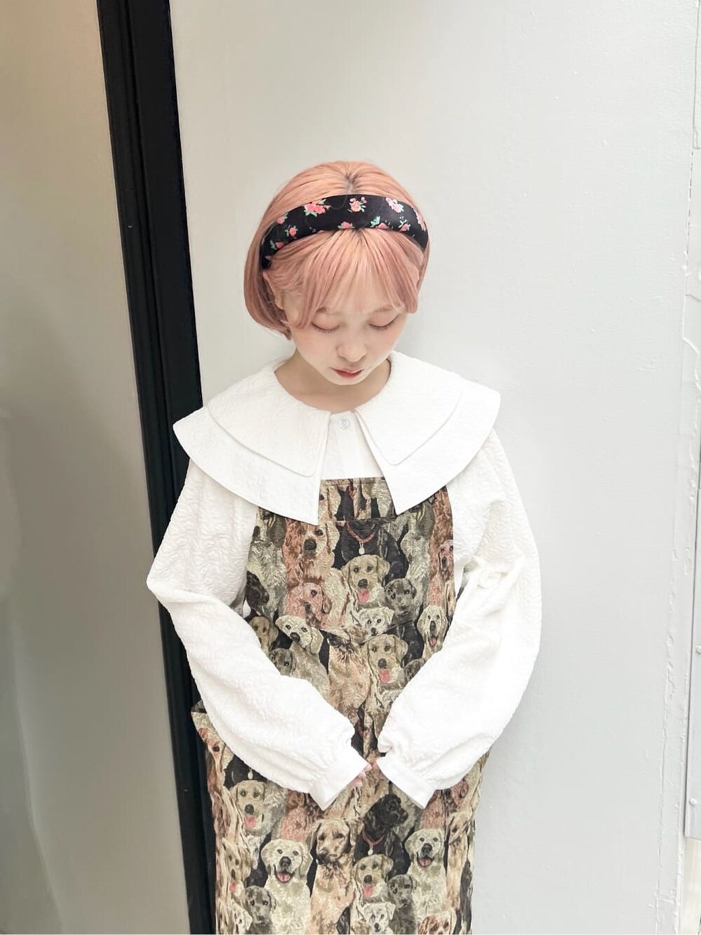 ブラック系のローファー、その他のジャンパースカート、ホワイト系のシャツ/ブラウスを着用したレディースの夏コーディネートの6枚目の写真