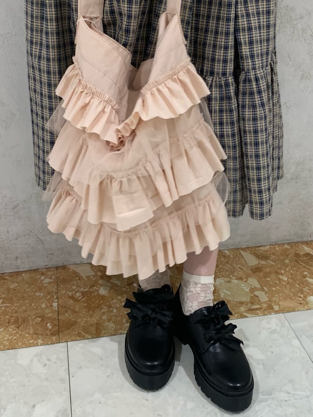 ピンク系のトートバッグ、ブルー系のワンピースを着用したレディースの春コーディネートの4枚目の写真