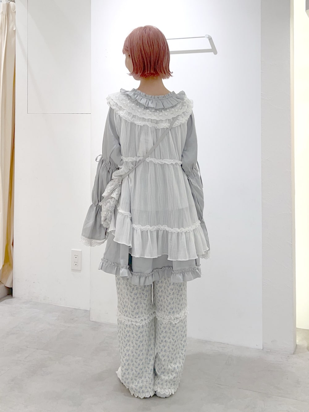 ブルー系のワンピース、ホワイト系のハンドバッグ、ブルー系のカーゴパンツを着用したレディースの夏コーディネートの4枚目の写真