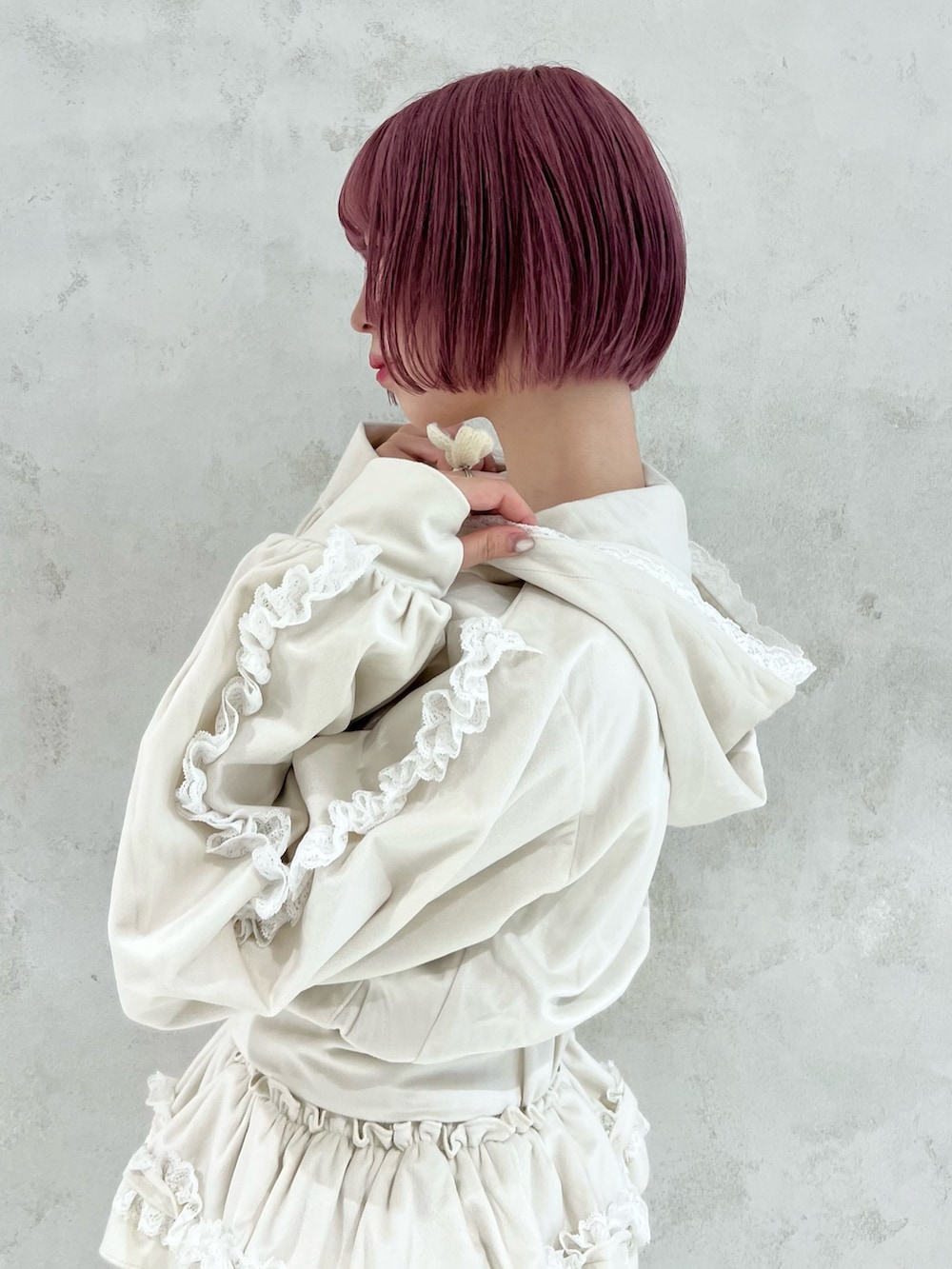 ホワイト系のスカート、ホワイト系のパーカー、ベージュ系のローファーを着用したレディースの秋コーディネートの9枚目の写真