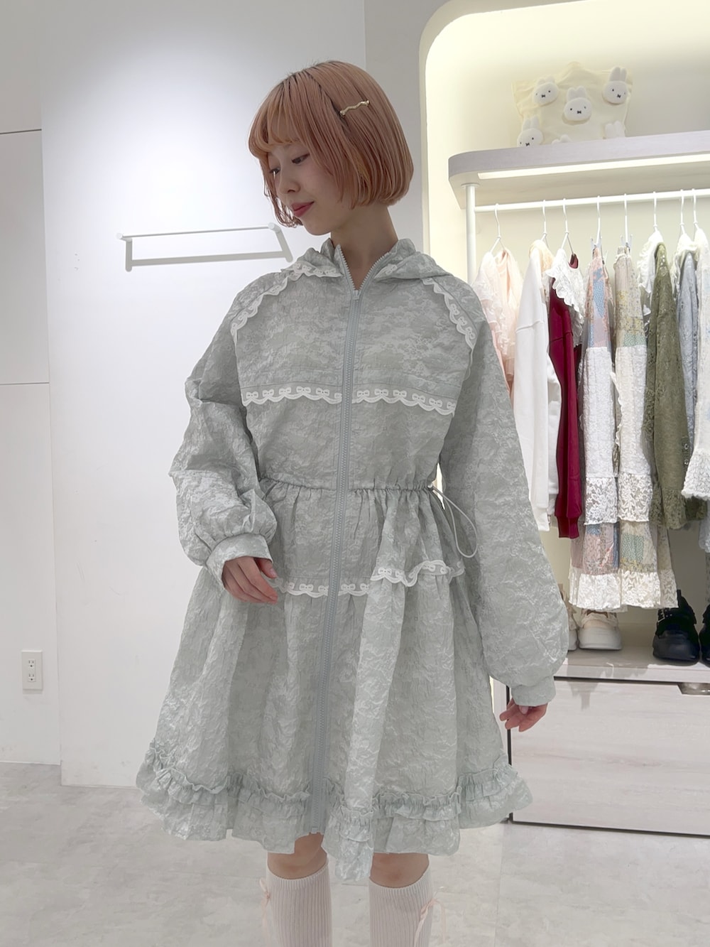 グリーン系のワンピース、ホワイト系のバックパック/リュック、ホワイト系のスニーカーを着用したレディースの秋コーディネートの7枚目の写真