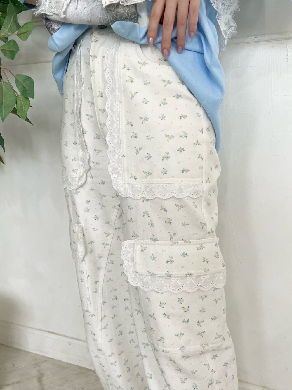 ホワイト系のカーゴパンツ、ブルー系のサンダル、ホワイト系のショルダーバッグを着用したレディースの春コーディネートの9枚目の写真