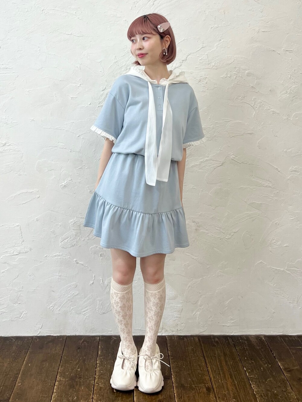 ブルー系のワンピース、ホワイト系のスニーカーを着用したレディースの夏コーディネートの3枚目の写真