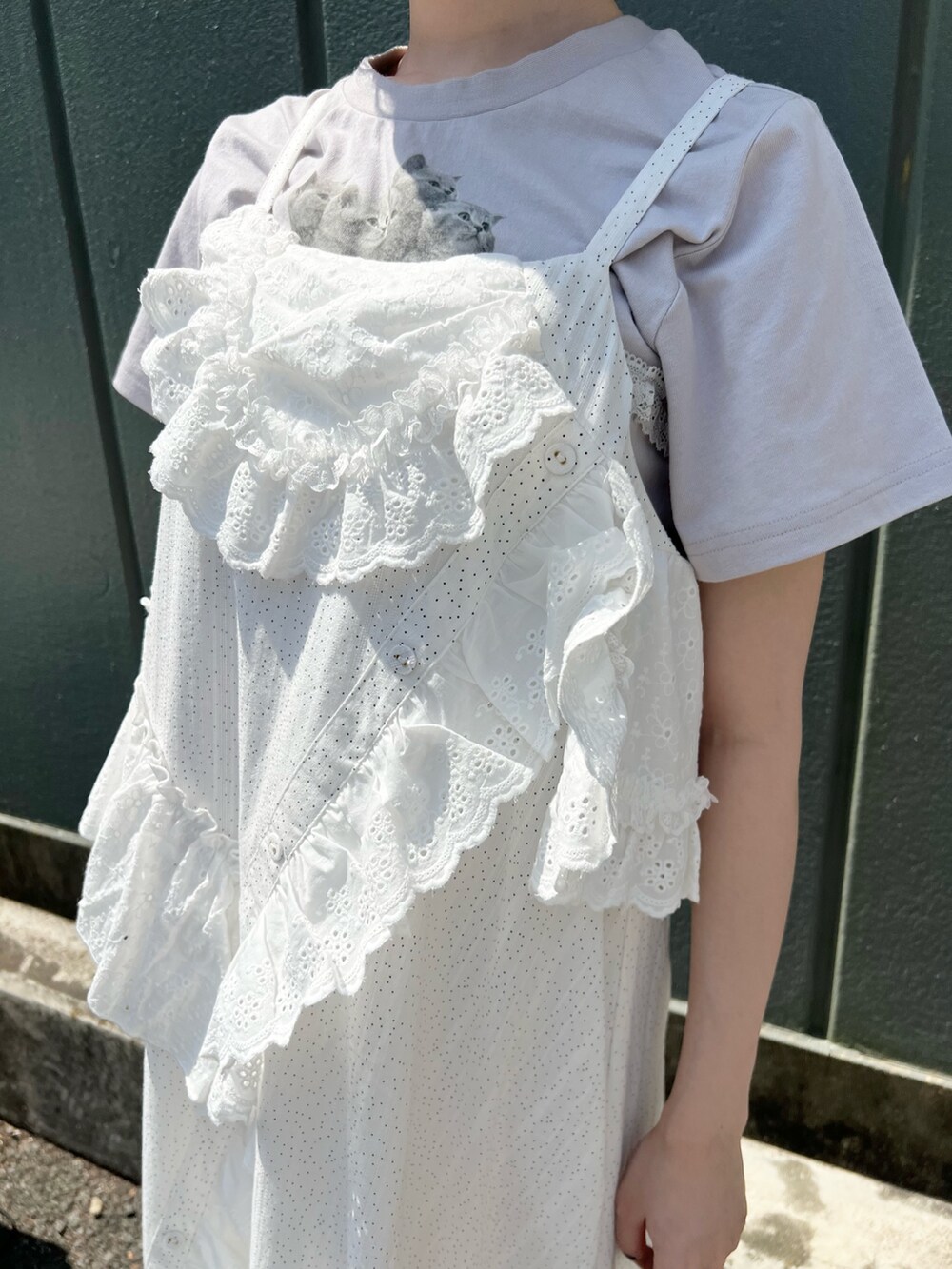 ブルー系のTシャツ/カットソー、ホワイト系のワンピース、ホワイト系のショルダーバッグを着用したレディースの夏コーディネートの8枚目の写真