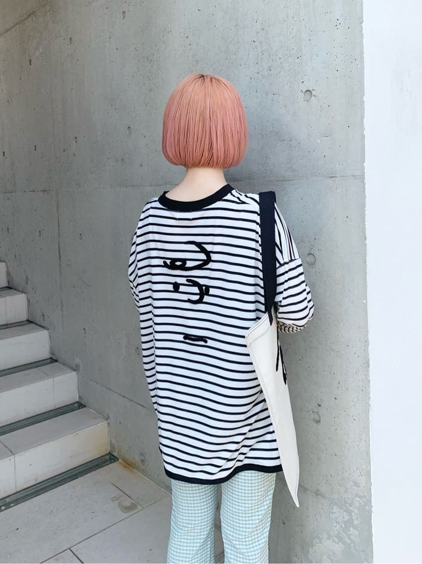 グリーン系のその他パンツ、ブラック系のスニーカー、ホワイト系のトートバッグを着用したレディースの春コーディネートの5枚目の写真