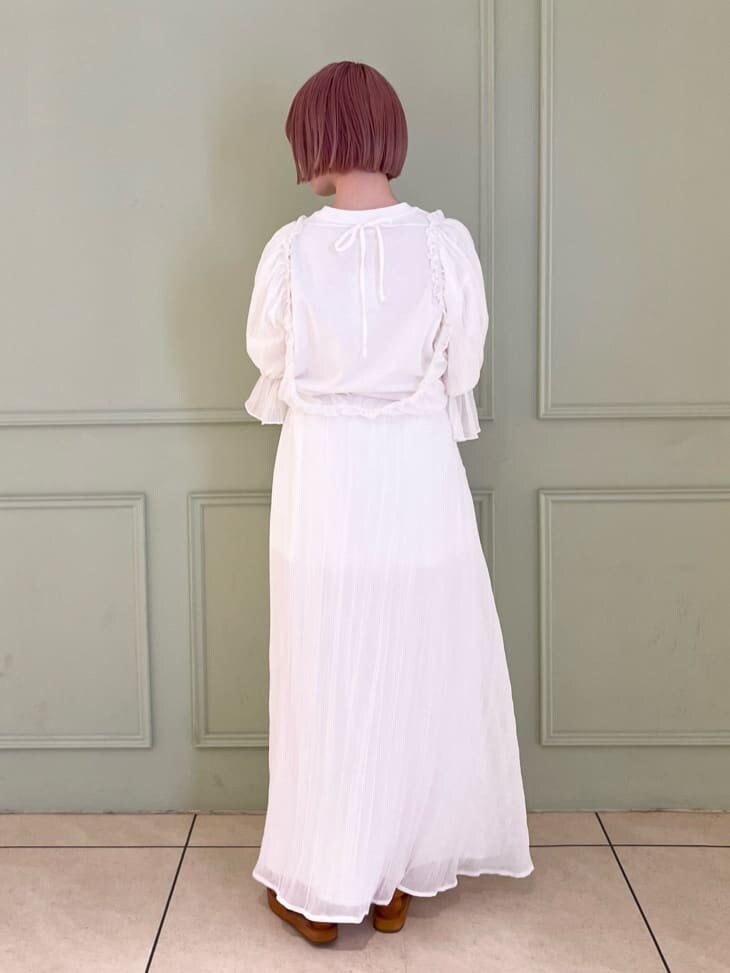 ホワイト系のハンドバッグ、ホワイト系のワンピース、ブラウン系のサンダルを着用したレディースの夏コーディネートの7枚目の写真