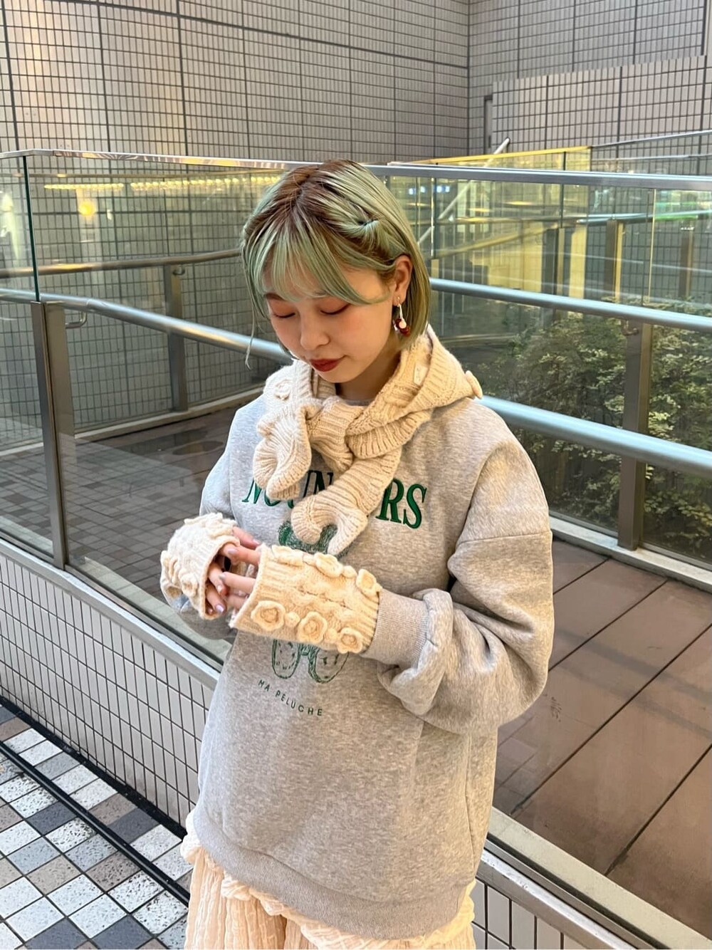 ホワイト系のパンプス、ホワイト系のボストンバッグ、ホワイト系のパンプスを着用したレディースの秋コーディネートの5枚目の写真
