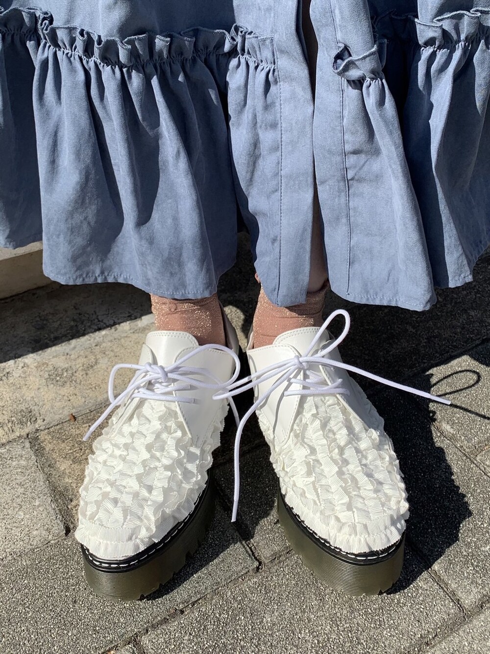 ブルー系のワンピース、ホワイト系のその他シューズ、ホワイト系のハンドバッグを着用したレディースの冬コーディネートの6枚目の写真