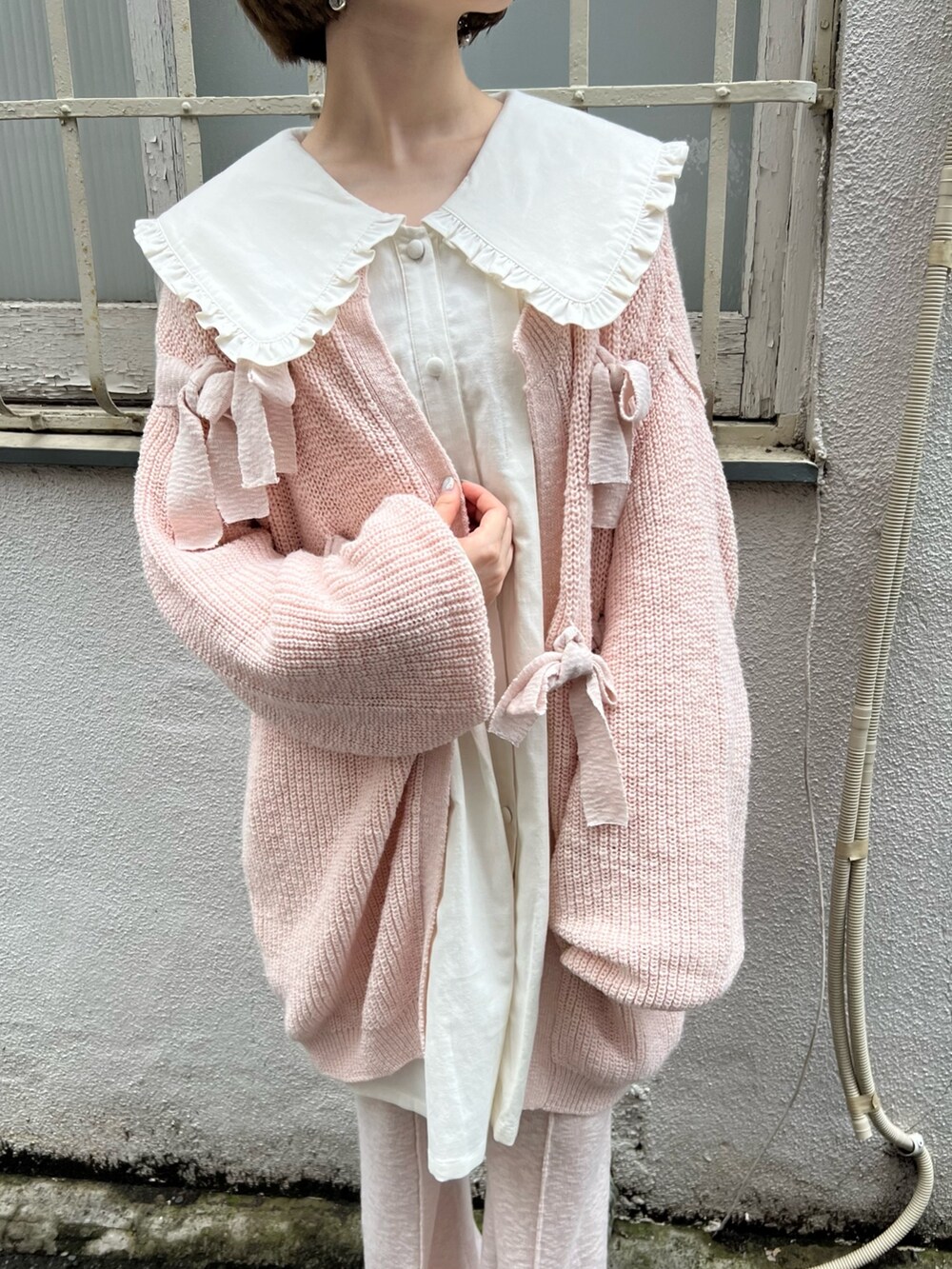 ホワイト系のワンピース、ピンク系のカーディガン/ボレロ、ピンク系のスウェットパンツを着用したレディースの夏コーディネートの6枚目の写真