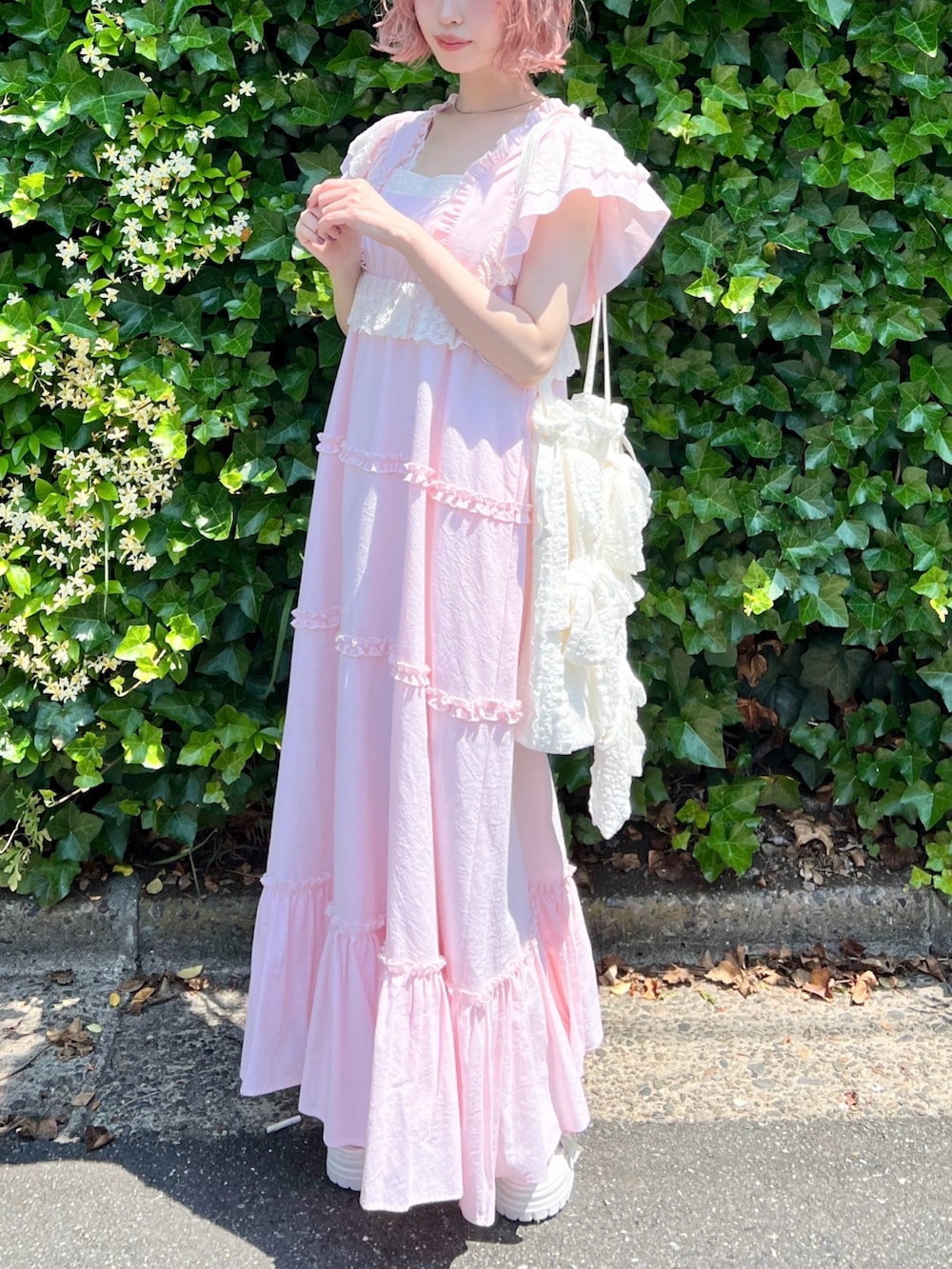 ピンク系のワンピース、ピンク系のキャミソール、ホワイト系のトートバッグを着用したレディースの夏コーディネートの5枚目の写真