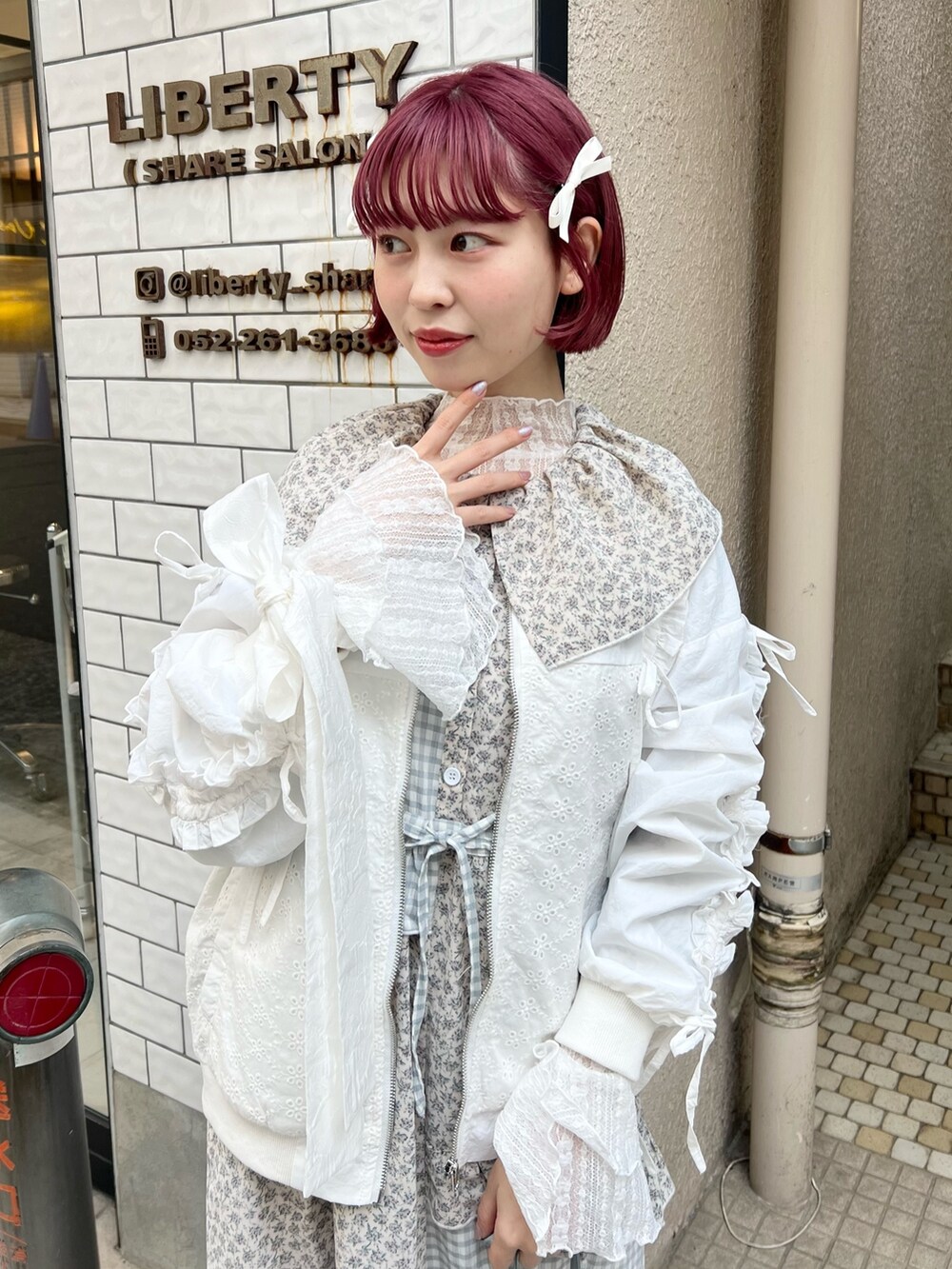 ホワイト系のバレエシューズ、ホワイト系のTシャツ/カットソー、ホワイト系のブルゾンを着用したレディースの春コーディネートの7枚目の写真