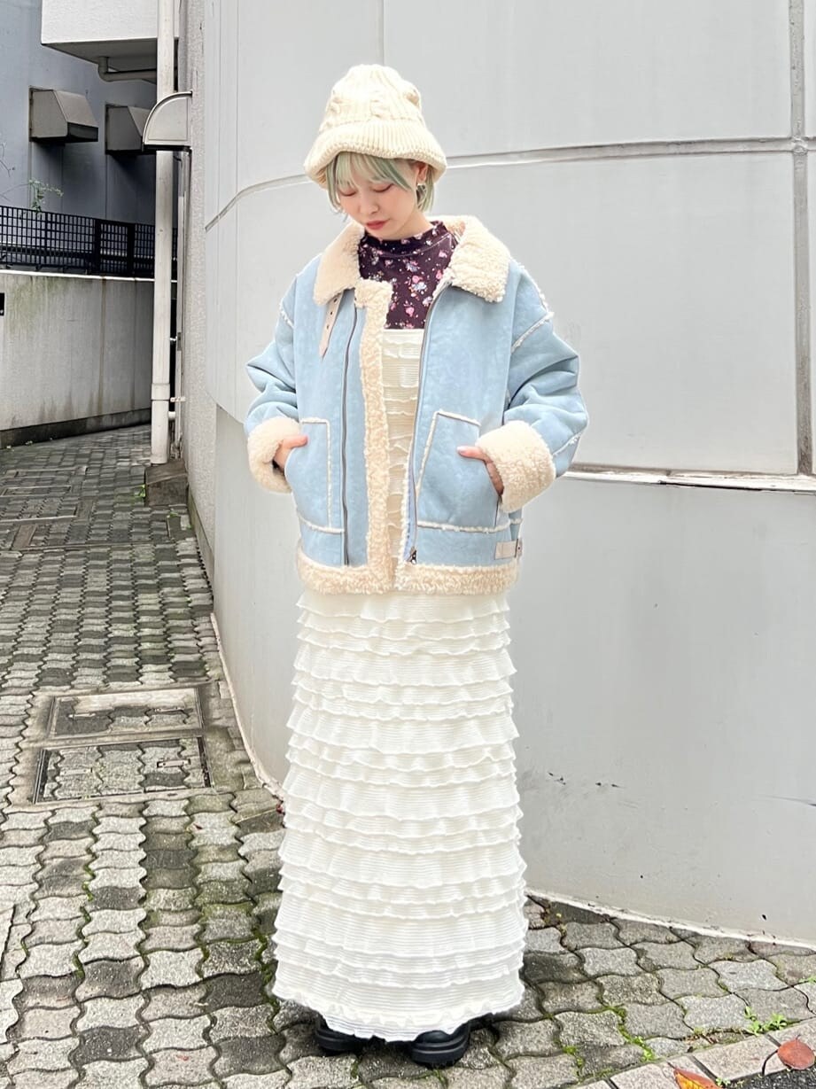 ブラック系のブーツ、ブルー系のその他アウター、グレー系のTシャツ/カットソーを着用したレディースの秋コーディネートの3枚目の写真