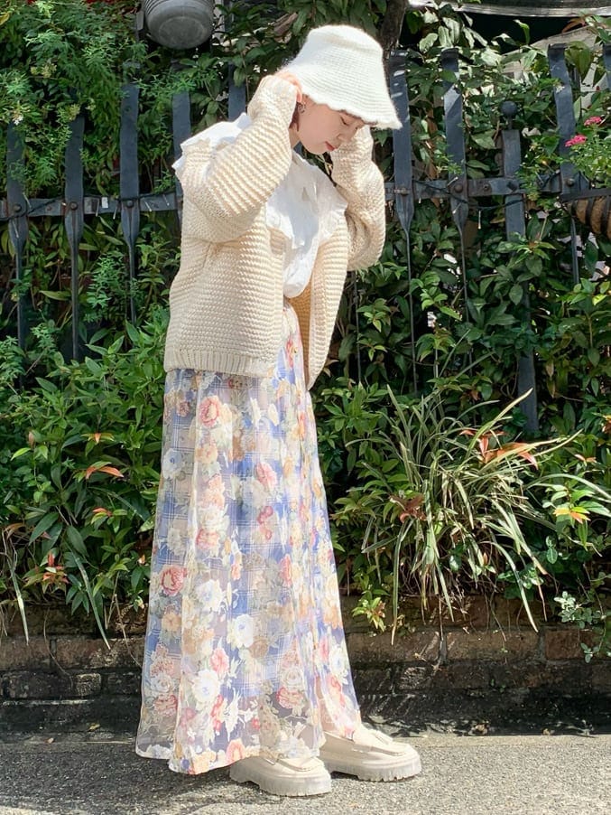 シルバー系のカーディガン/ボレロ、ホワイト系のローファー、イエロー系のスカートを着用したレディースの秋コーディネートの2枚目の写真