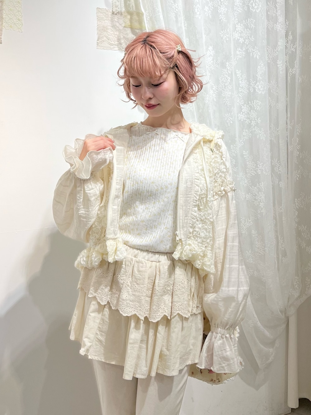 ホワイト系のスニーカー、ホワイト系のスウェットパンツ、ホワイト系のショルダーバッグを着用したレディースの冬コーディネートの7枚目の写真