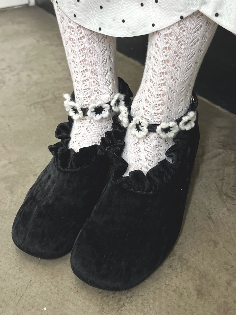 ホワイト系のワンピース、レッド系のハンドバッグ、ブラック系のパンプスを着用したレディースの春コーディネートの10枚目の写真